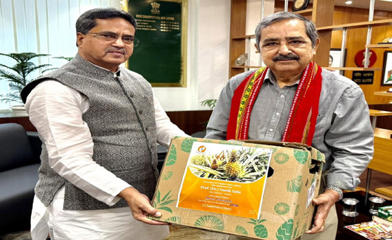 Tripura CM Dr. Manik Saha presents state’s famous Queen Pineapple to NITI Aayog vice chairman Ashok Kumar Lahiri.